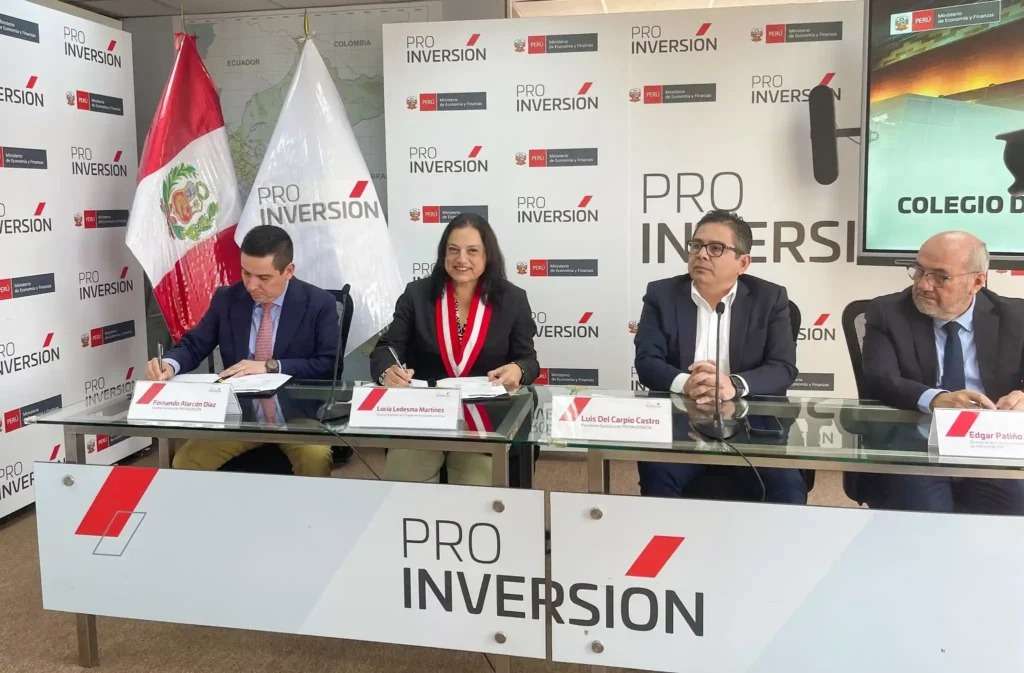 Han pa ado 15 año  de de que el In tituto Confucio URP abrió  u  puerta  para unir a do  cultura  con raíce  muy profunda , como  on Perú y China. Su hi toria e  el re ultado de la colaboración entre