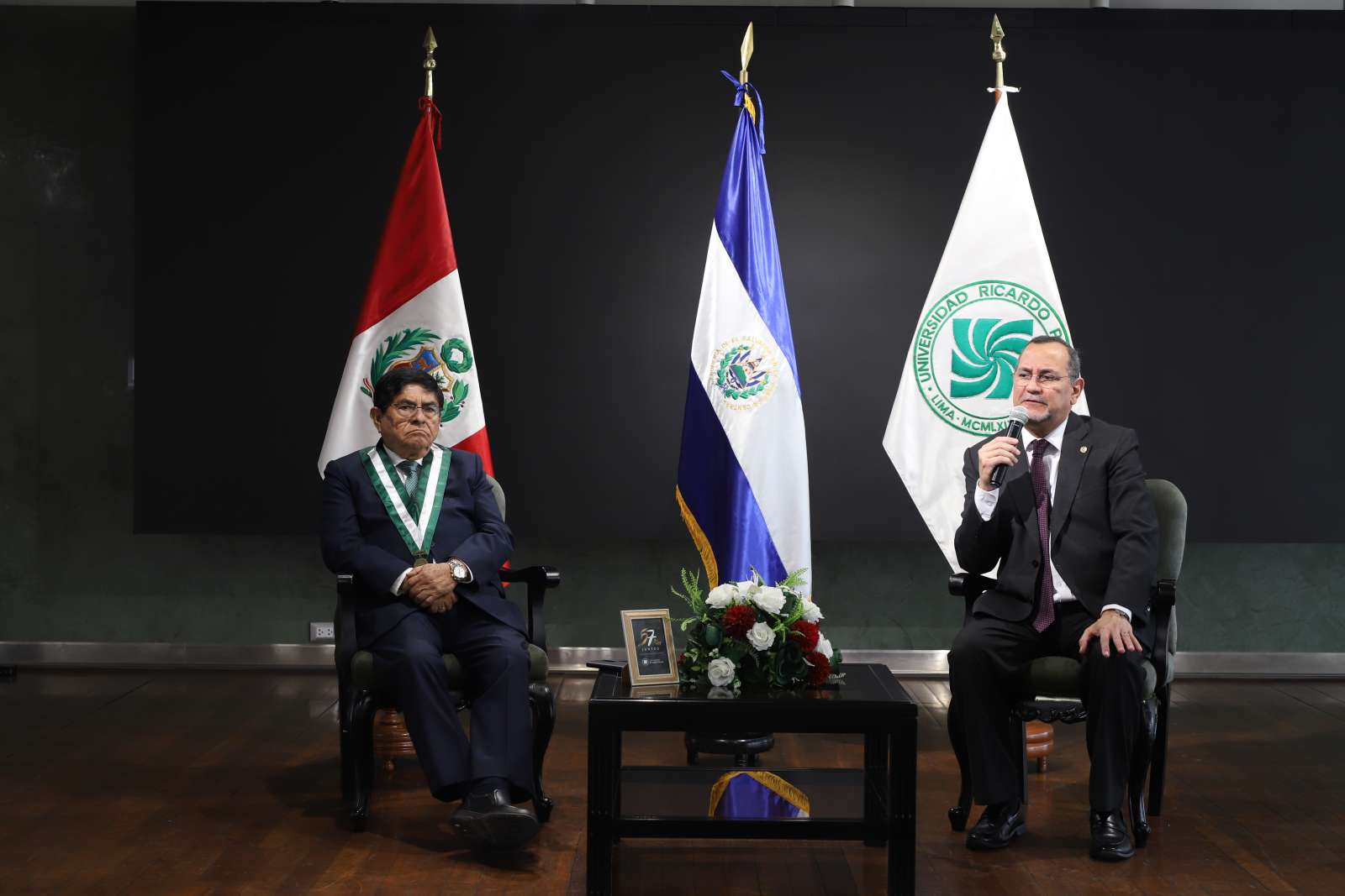 Han pa ado 15 año  de de que el In tituto Confucio URP abrió  u  puerta  para unir a do  cultura  con raíce  muy profunda , como  on Perú y China. Su hi toria e  el re ultado de la colaboración entre
