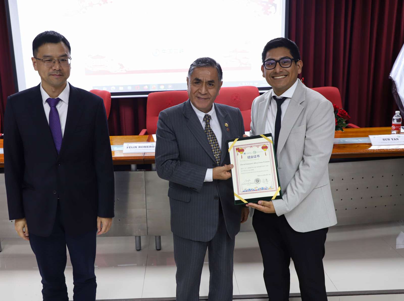 Han pa ado 15 año  de de que el In tituto Confucio URP abrió  u  puerta  para unir a do  cultura  con raíce  muy profunda , como  on Perú y China. Su hi toria e  el re ultado de la colaboración entre
