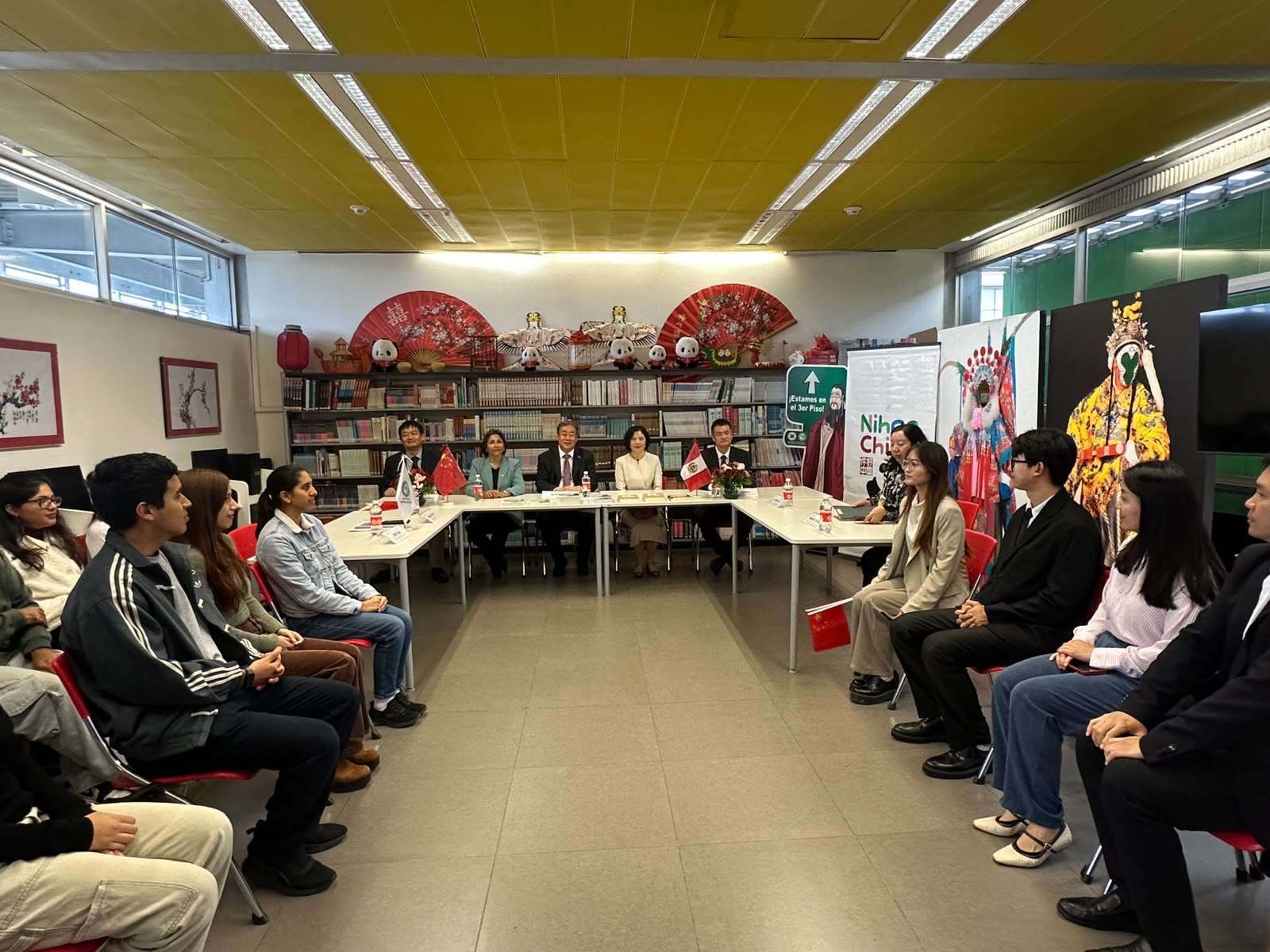 Han pa ado 15 año  de de que el In tituto Confucio URP abrió  u  puerta  para unir a do  cultura  con raíce  muy profunda , como  on Perú y China. Su hi toria e  el re ultado de la colaboración entre