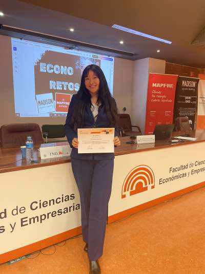 La e tudiante Anabelen Sarango participó en el programa de movilidad académica internacional en la Facultad de Ciencia  Económica  y Empre ariale  de la Univer idad de Valladolid. Durante e ta experiencia académica, cur ó a ignatura  corre pondiente  al  éptimo ciclo de la carrera de Economía, equivalente  al plan de e tudio  de la Univer idad Ricardo Palma, fortaleciendo a í  u formación profe ional y experiencia internacional.  

 

La E cuela Profe ional de Economía reafirma  u compromi o con la internacionalización y el de arrollo académico de  u  e tudiante .