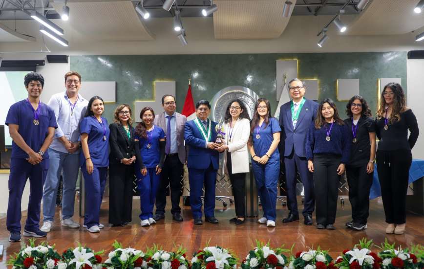 Facultad de Medicina Humana culmina su Semana Celebratoria con homenaje a Daniel Alcides Carrión y reconocimiento a docentes fundadores