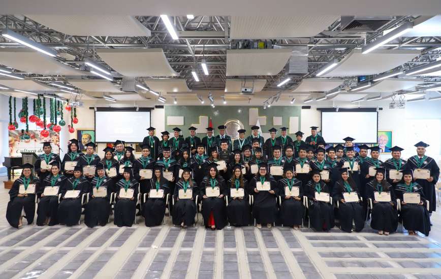 Ceremonia de entrega de grados académicos y títulos  profesionales