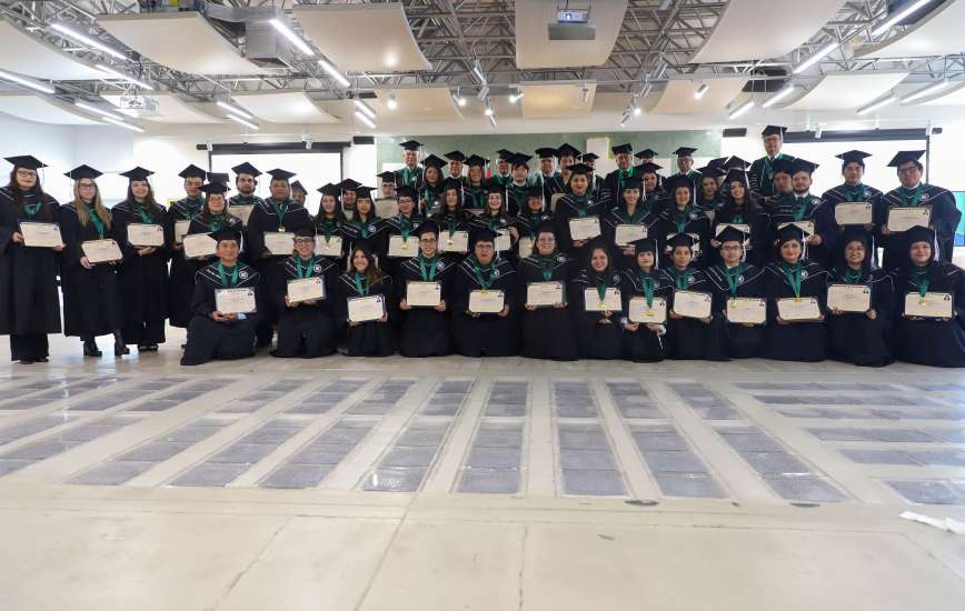 Ceremonia Oficial de Entrega de Diplomas de Grados Académicos y Títulos Profesionales