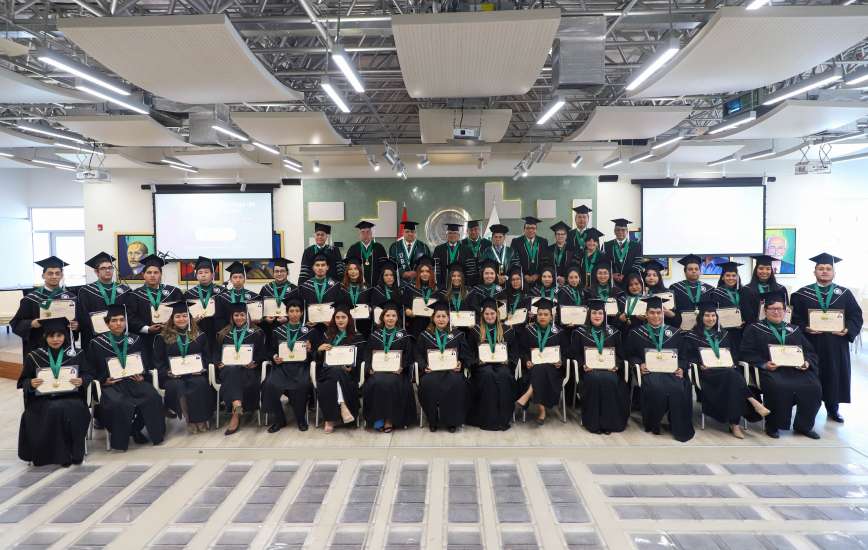 URP celebra ceremonia de graduación en la que 37 egresados reciben sus grados y títulos profesionales