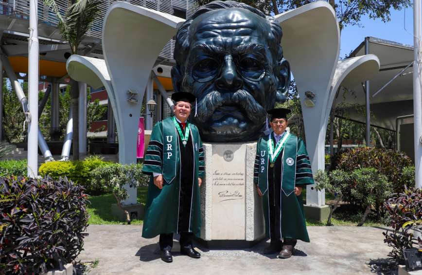 Carlos Añaños Jerí distinguido como “Doctor Honoris Causa”
