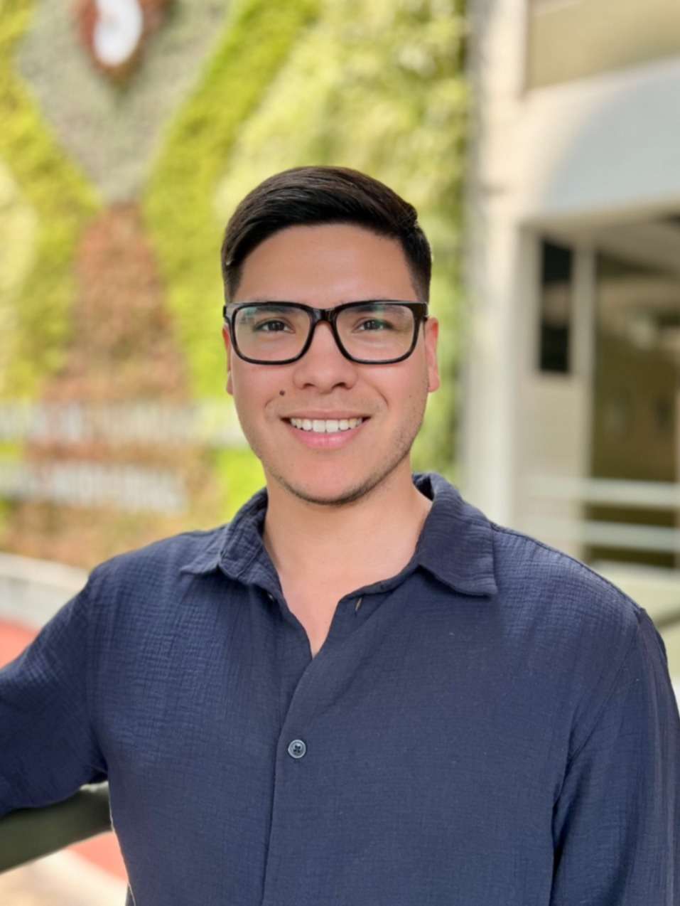 SIMÓN SCHWARZEMBERG
Roxana Sotelo i  a tran lator and interpreter graduated from the School of Modern Language  at Univer idad Ricardo Palma and a World Language Certified Teacher in the State of Flor